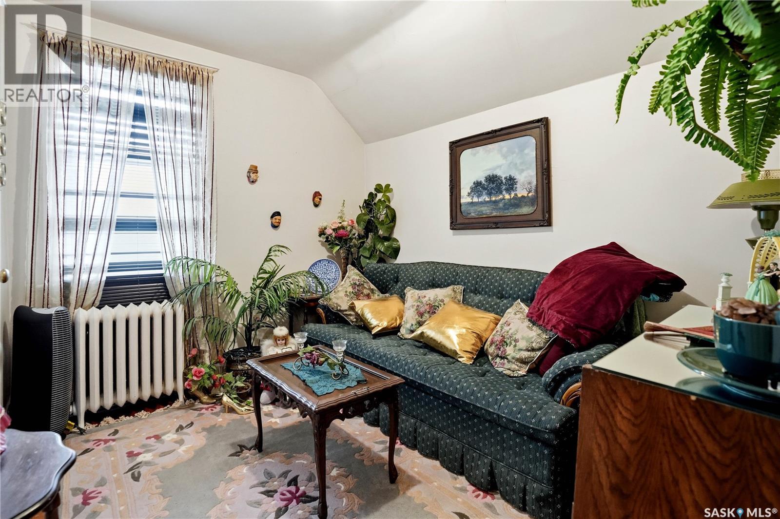1320 VICTORIA AVENUE - 23