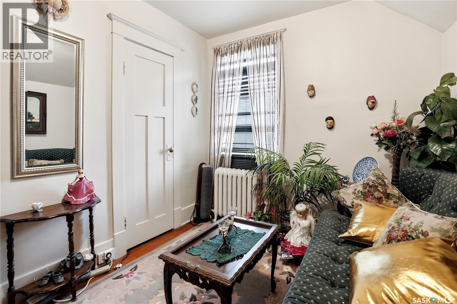 1320 VICTORIA AVENUE - 24