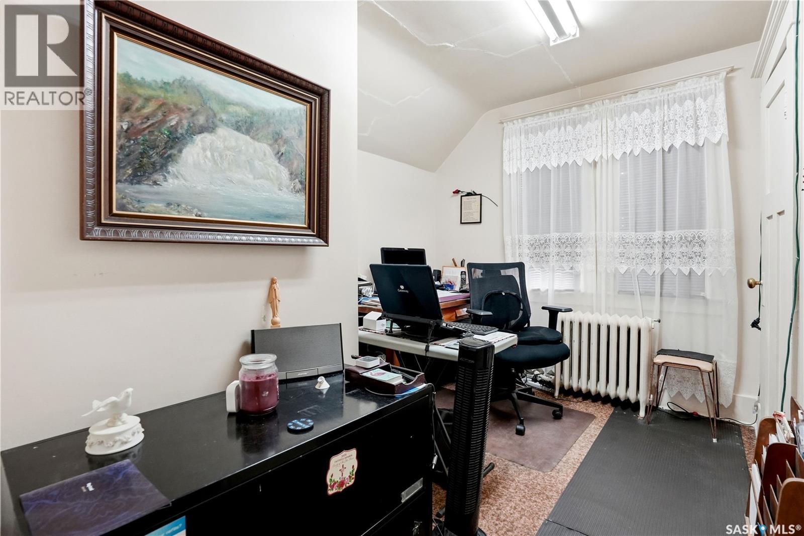 1320 VICTORIA AVENUE - 25