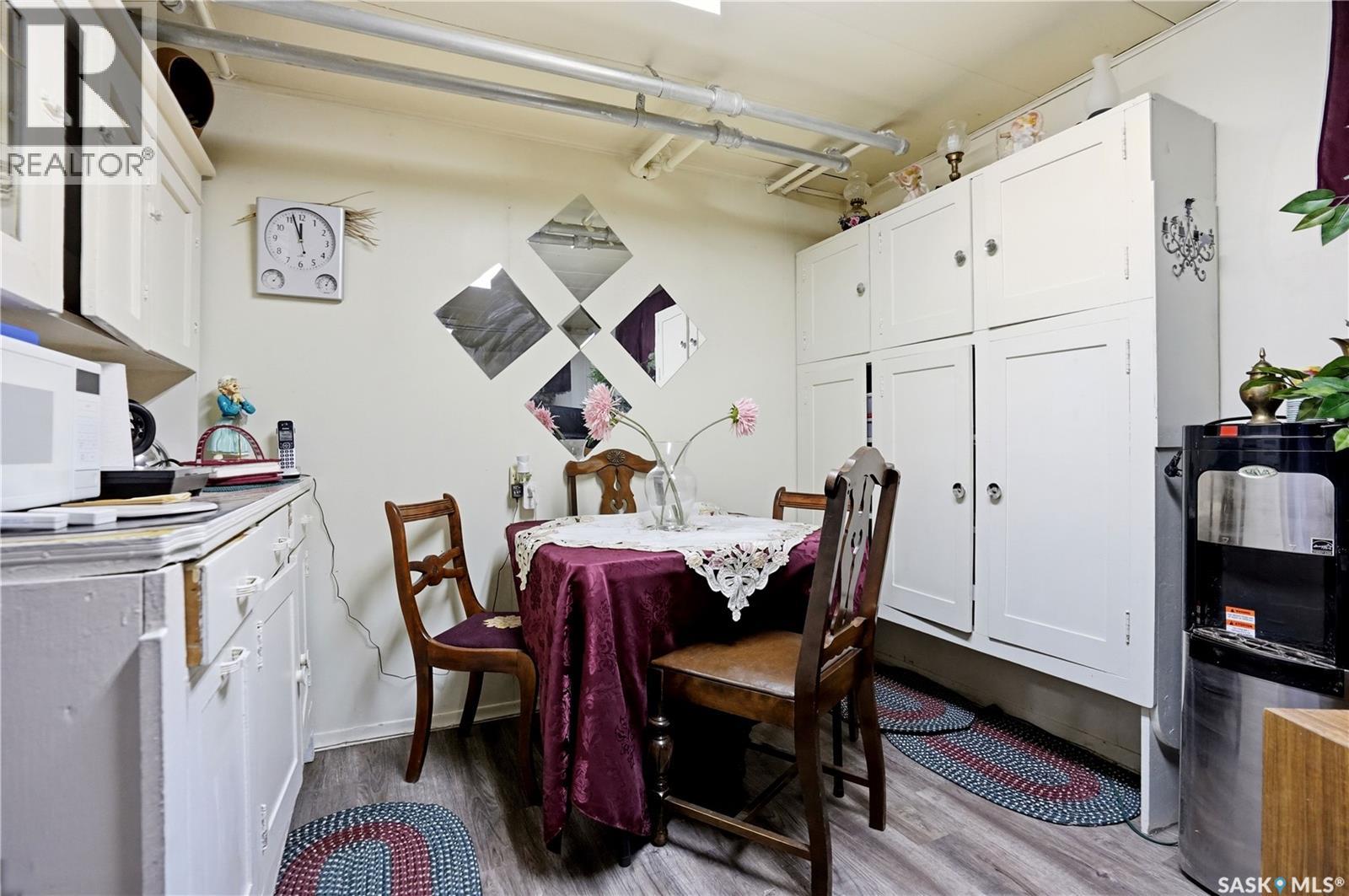 1320 VICTORIA AVENUE - 34