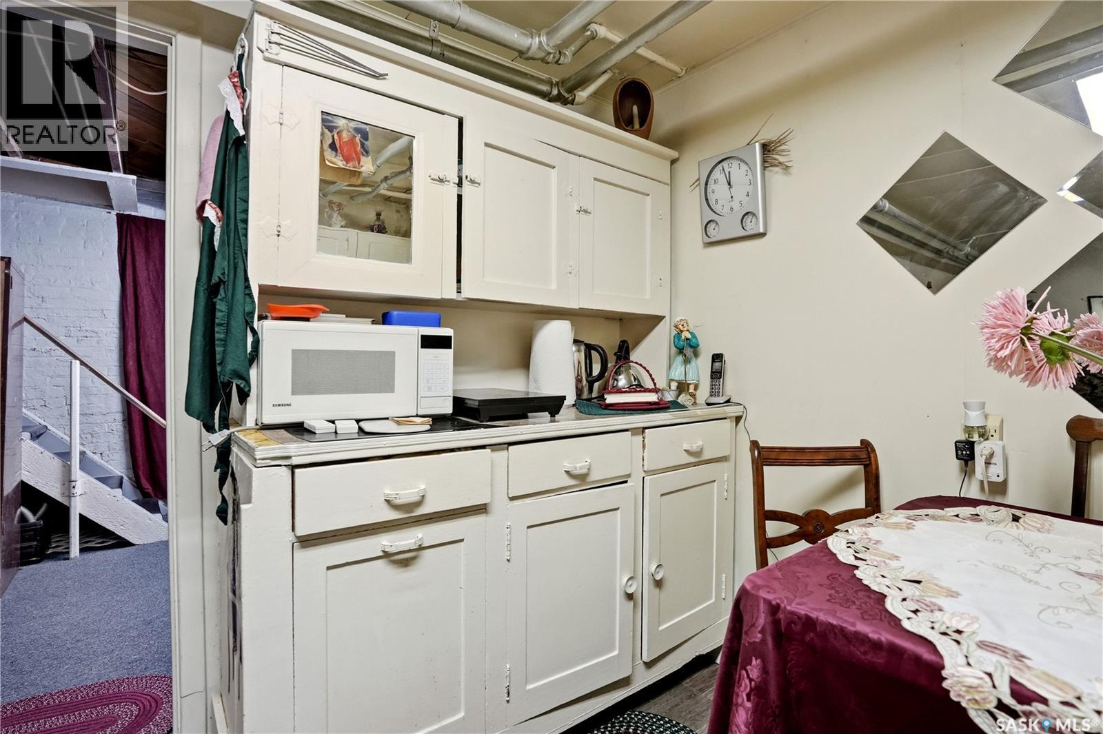 1320 VICTORIA AVENUE - 36
