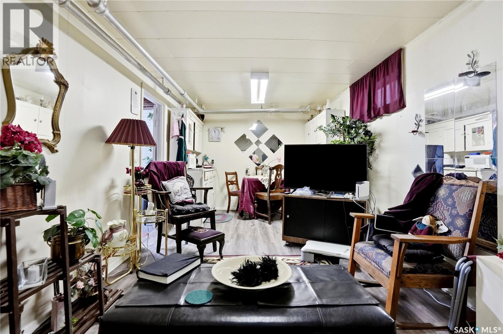 1320 VICTORIA AVENUE - 38