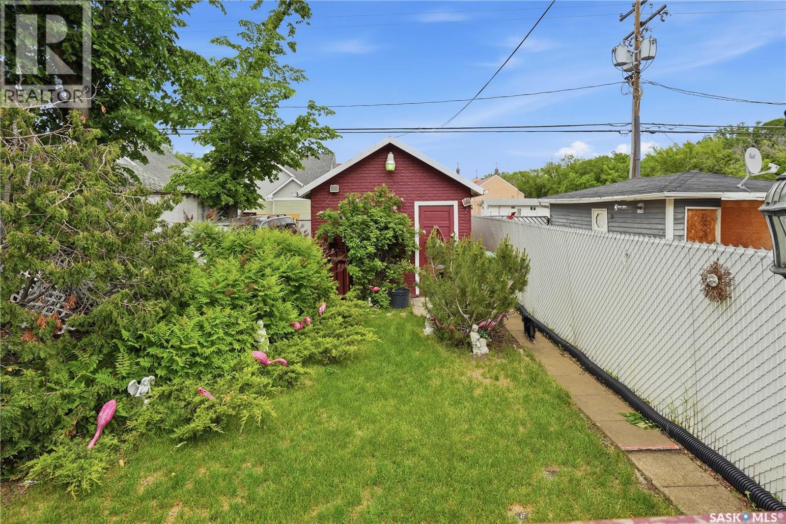 1320 VICTORIA AVENUE - 44