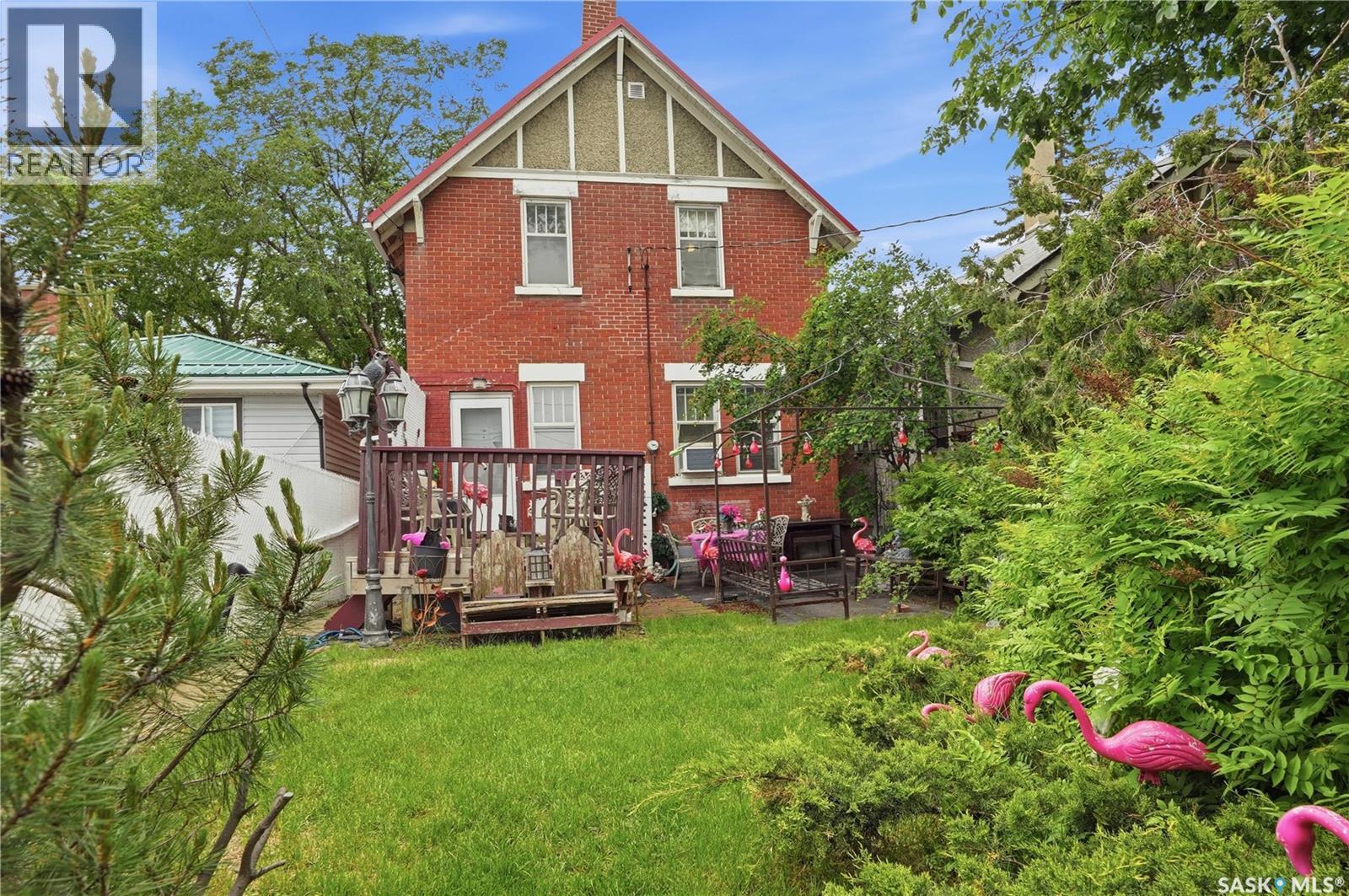 1320 VICTORIA AVENUE - 50