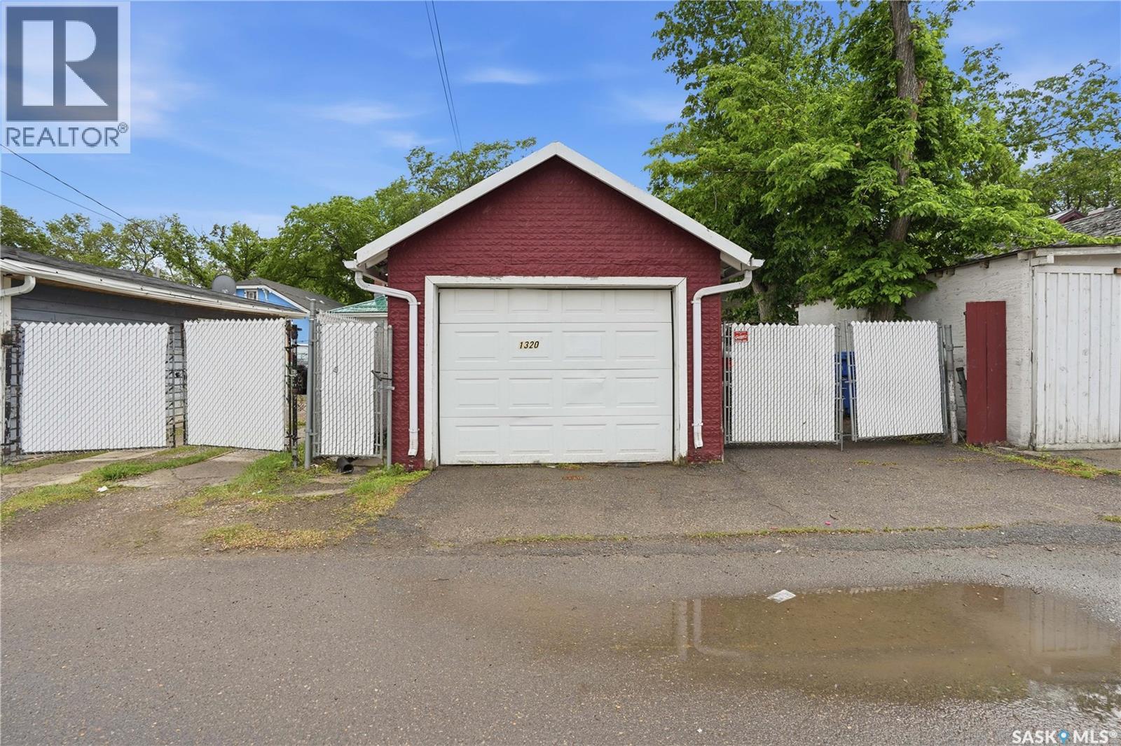 1320 VICTORIA AVENUE - 51