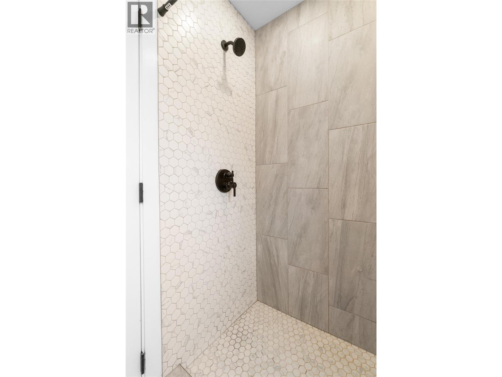5851 20 Avenue NE, Salmon Arm