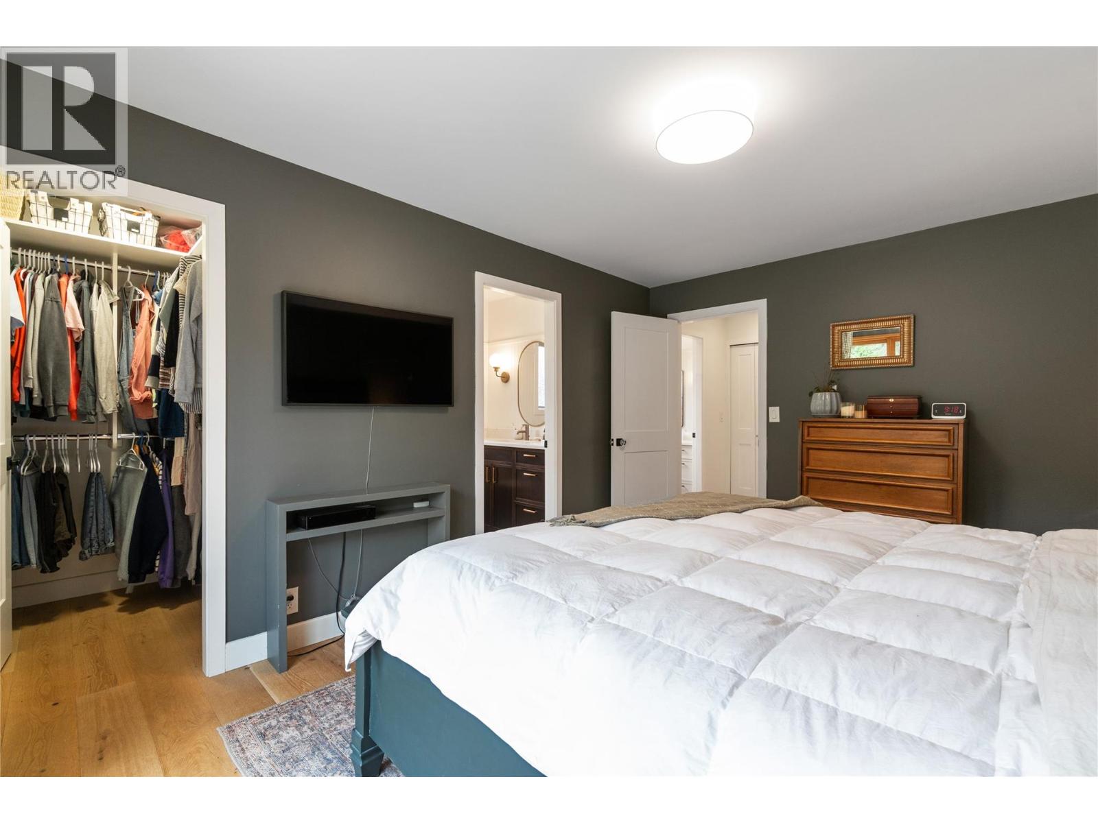 5851 20 Avenue NE - 26