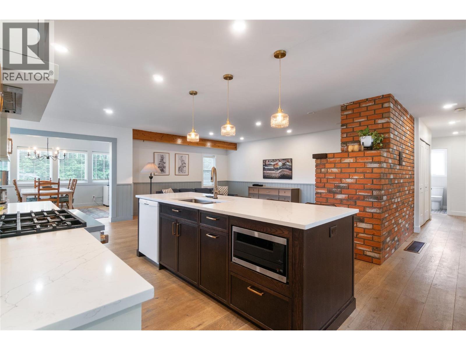 5851 20 Avenue NE - 12