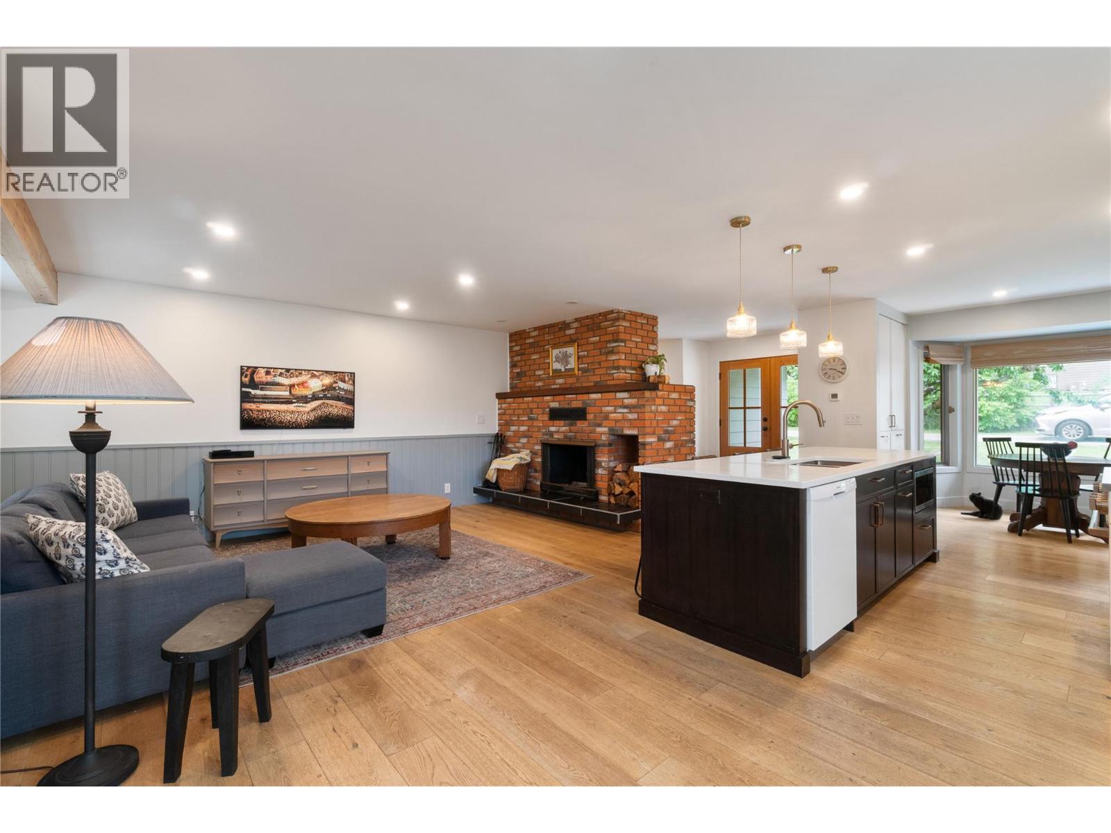 5851 20 Avenue NE - 16
