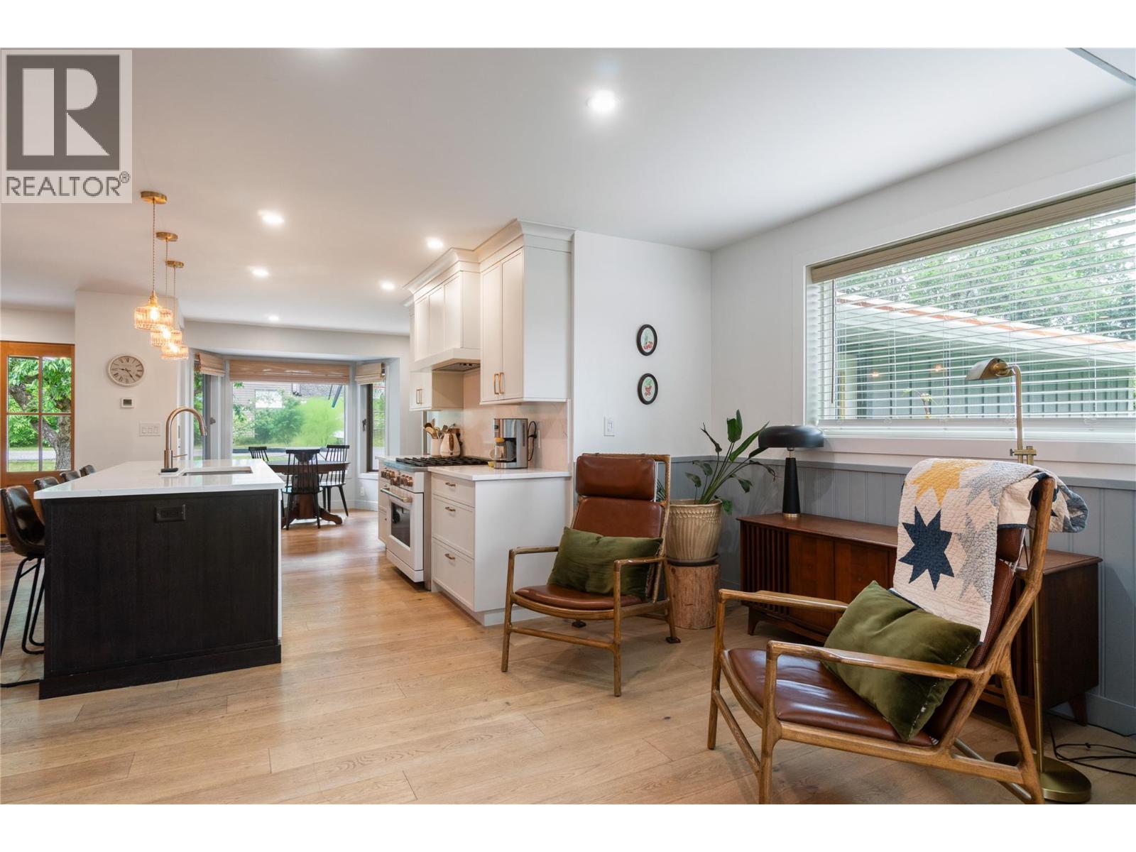 5851 20 Avenue NE - 19
