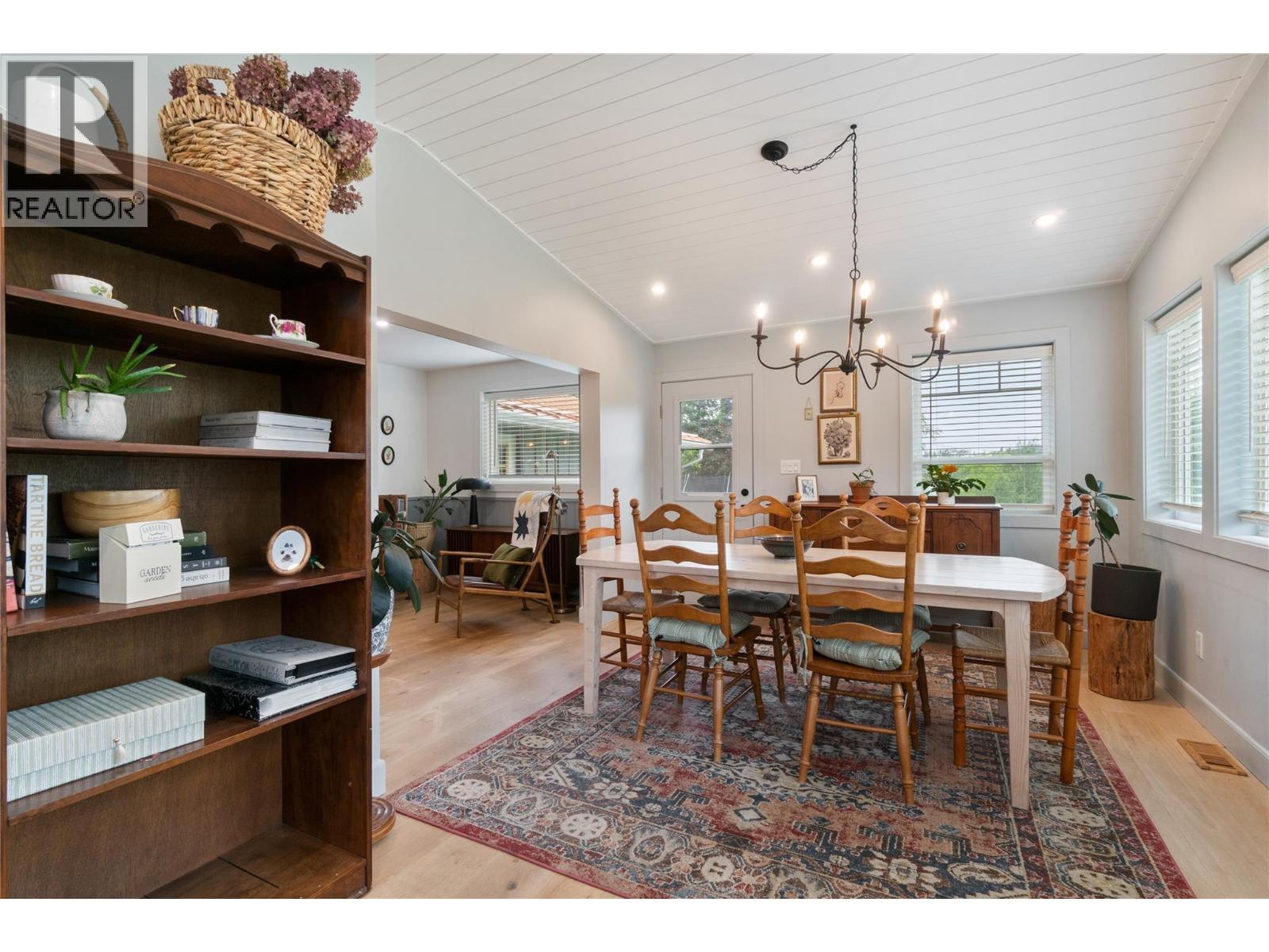 5851 20 Avenue NE - 21