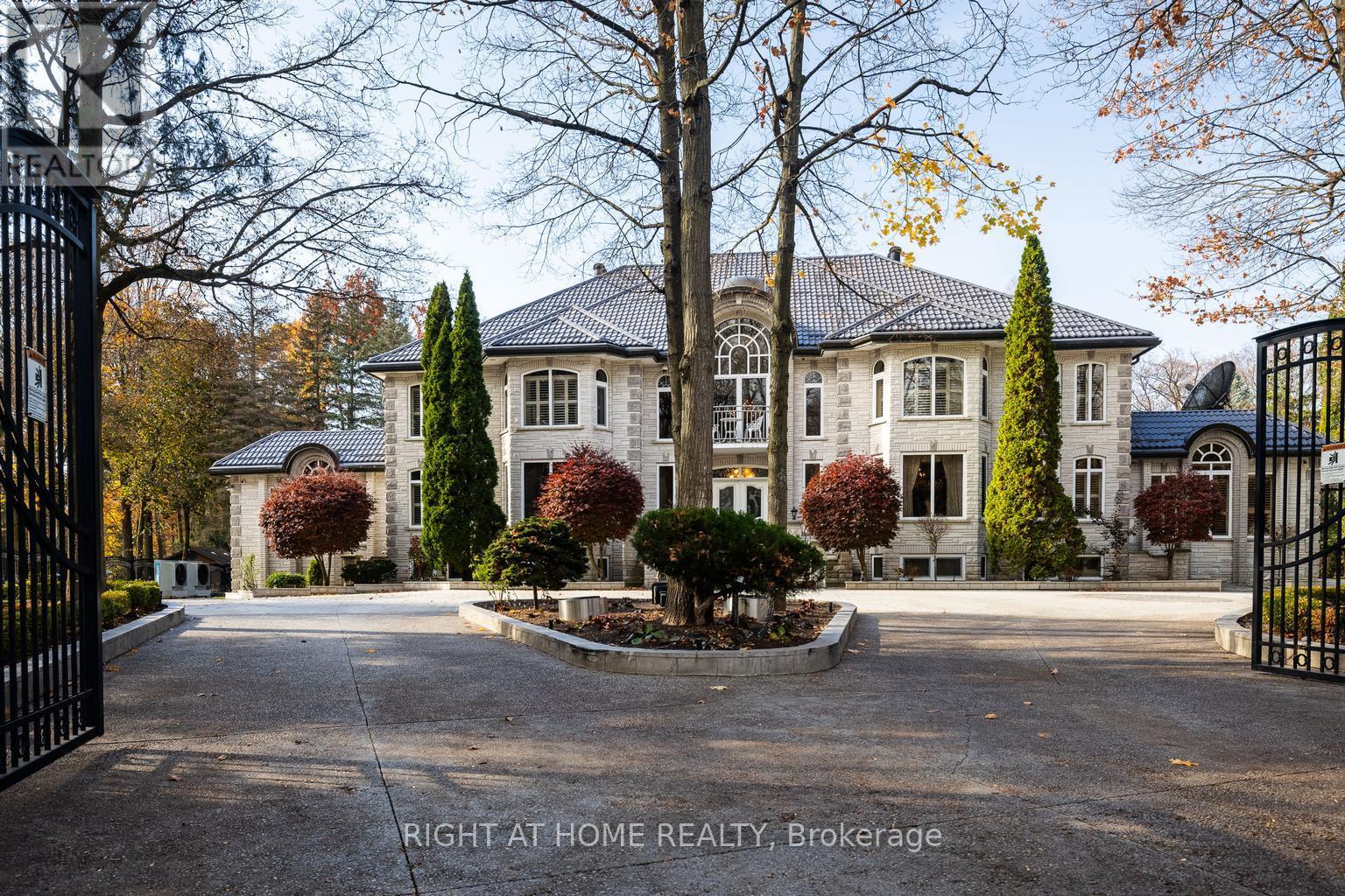 38 SUGARBUSH COURT - 40