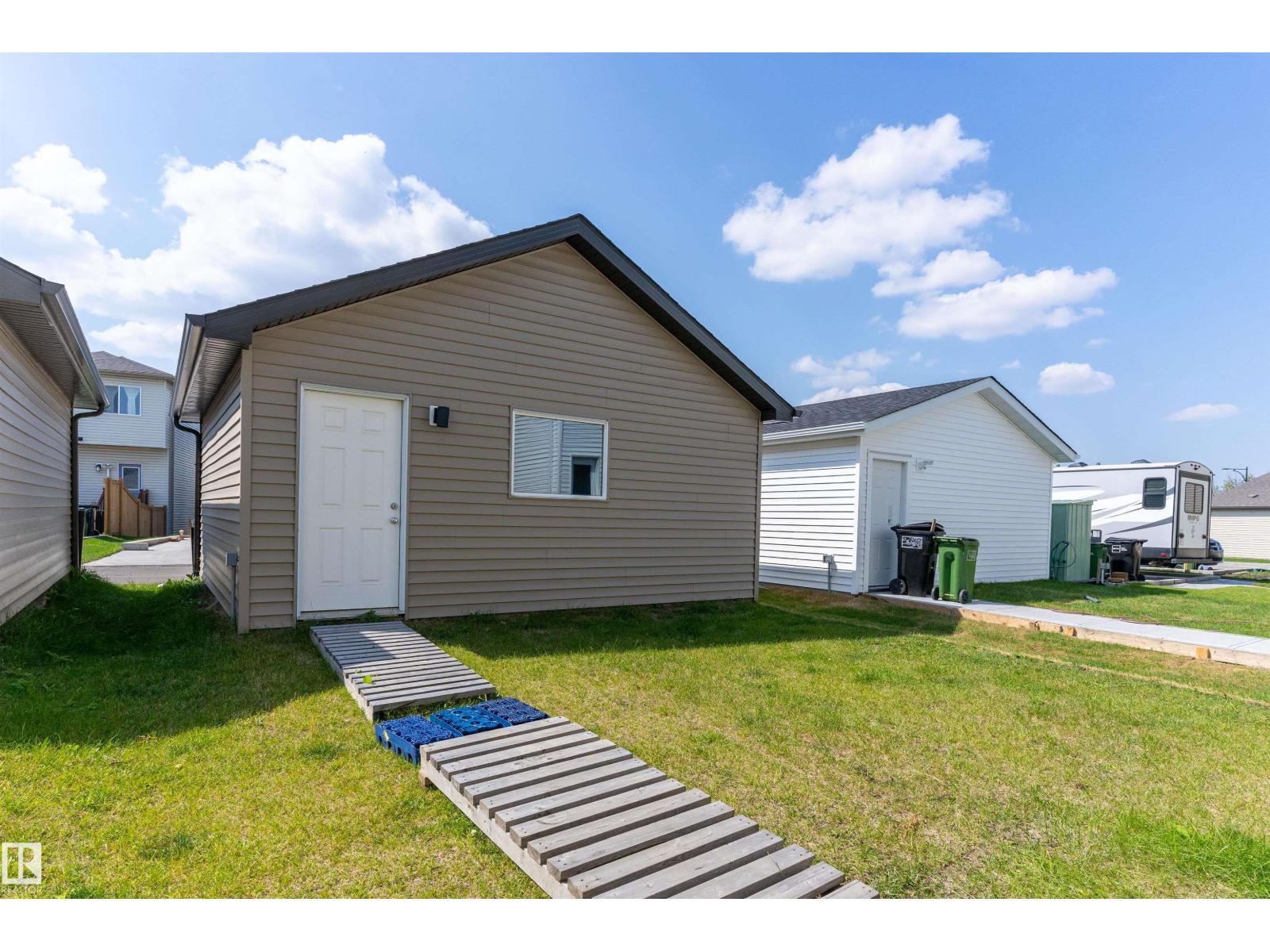 3704 2 ST NW - 37