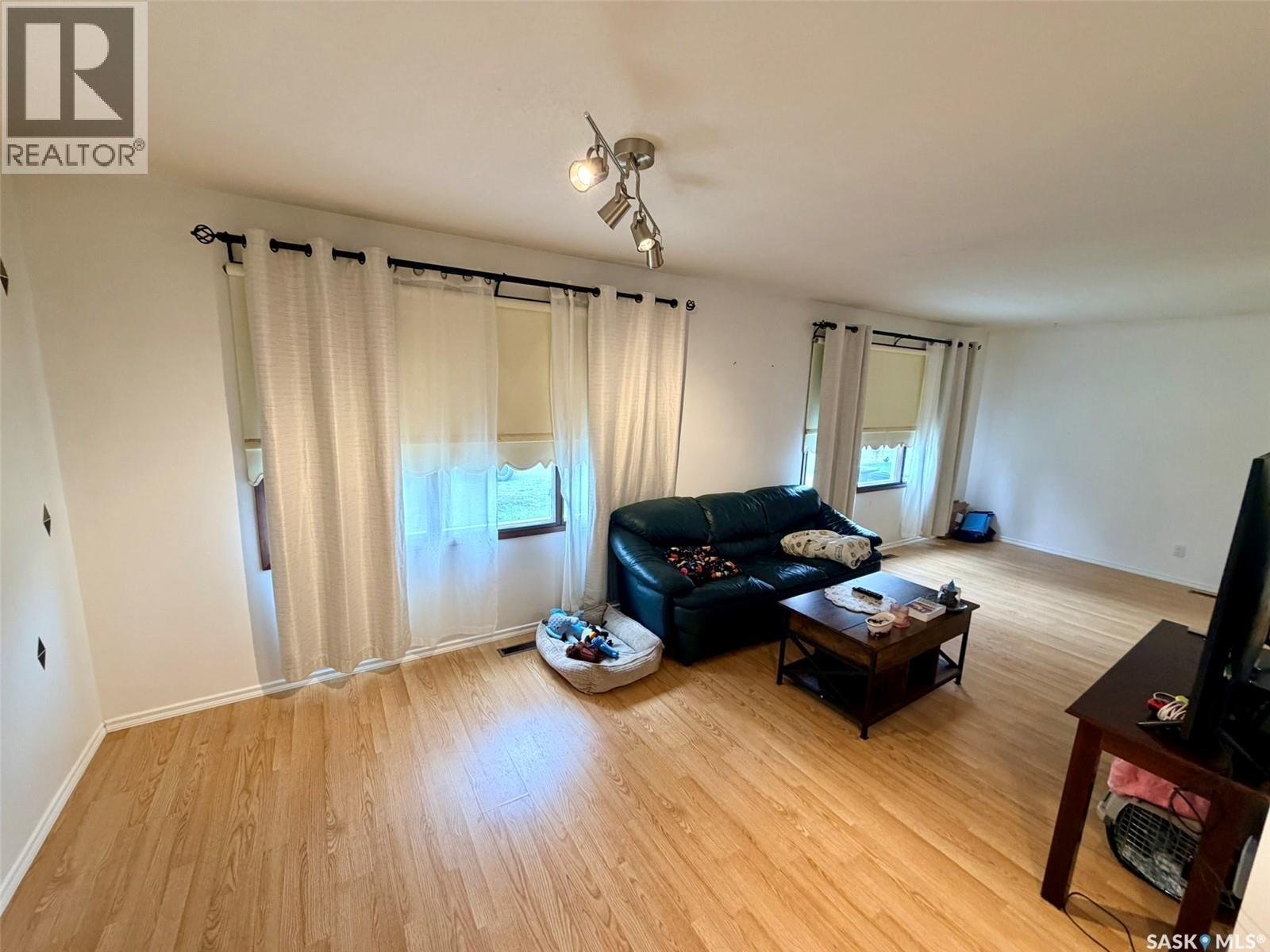 208 7th STREET E - 5
