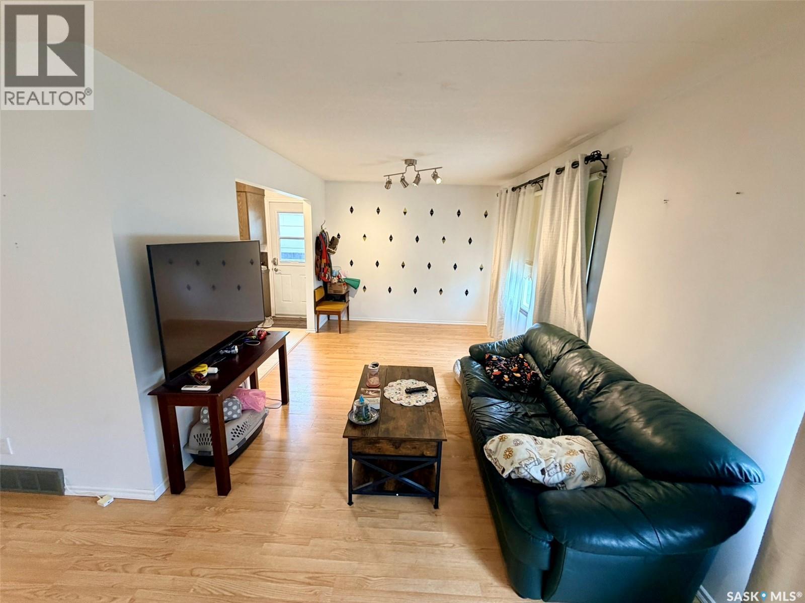 208 7th STREET E - 9