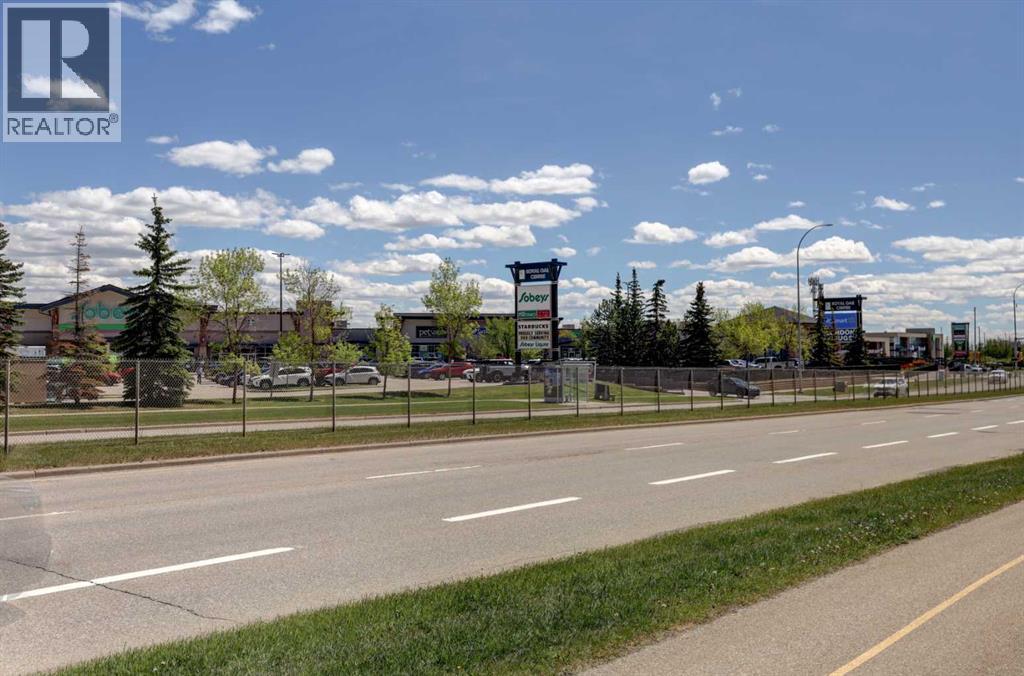 #220 70 Royal Oak Plaza NW - 44