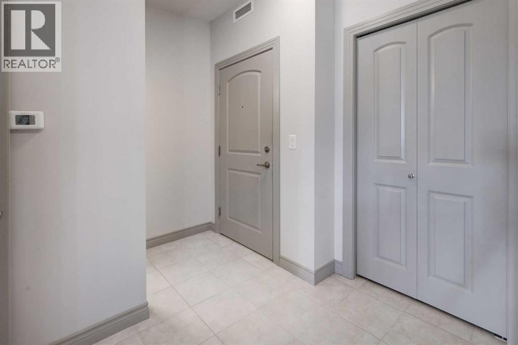 #220 70 Royal Oak Plaza NW - 29