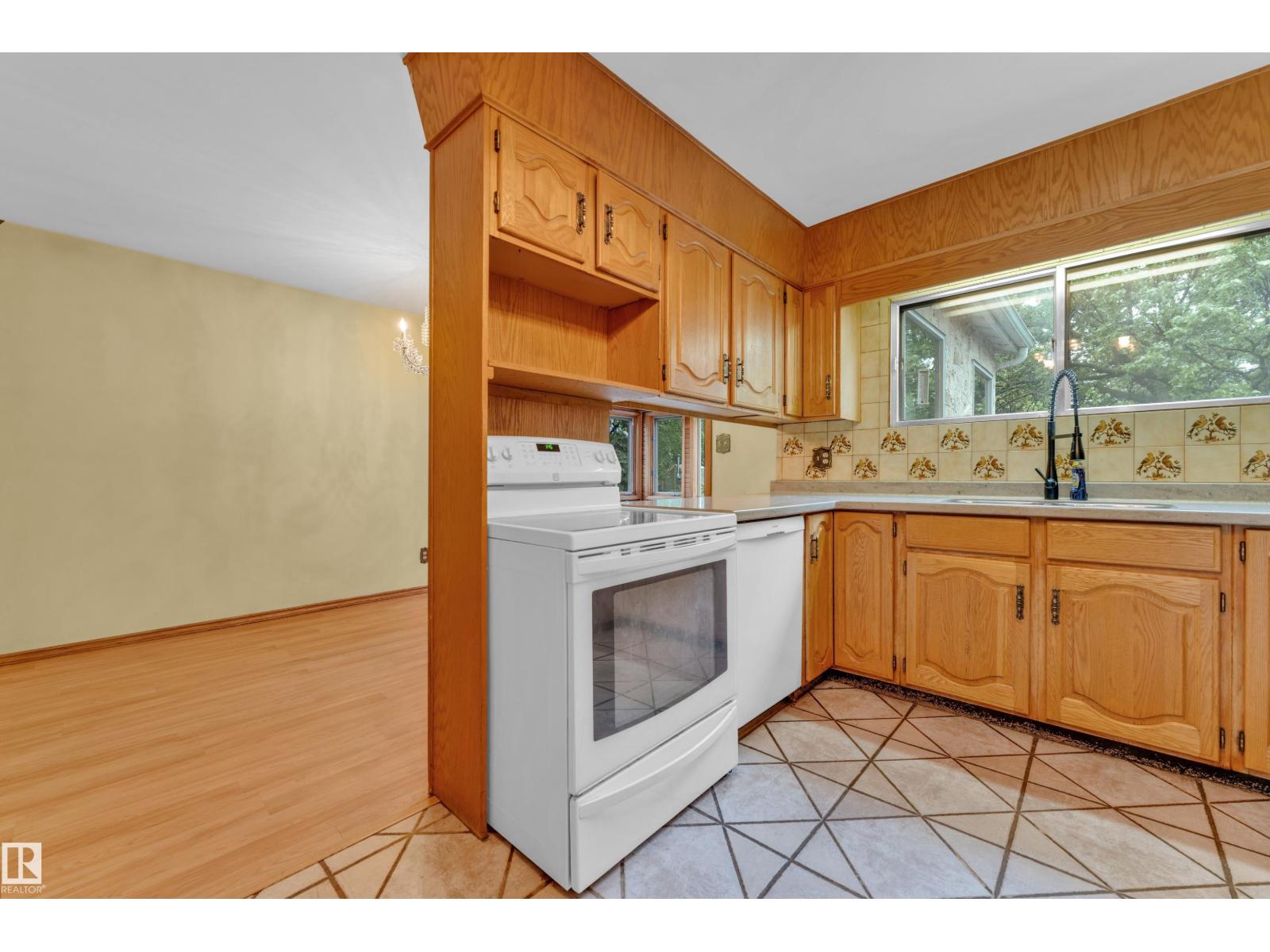 10819 54 AV NW — photo 11