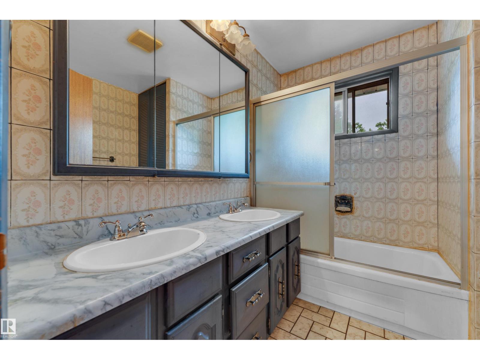 10819 54 AV NW — photo 33