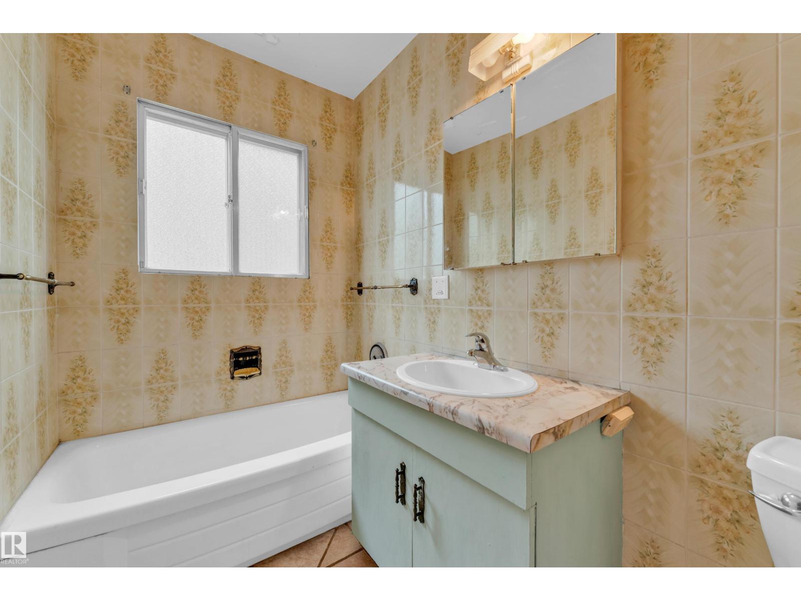 10819 54 AV NW — photo 35