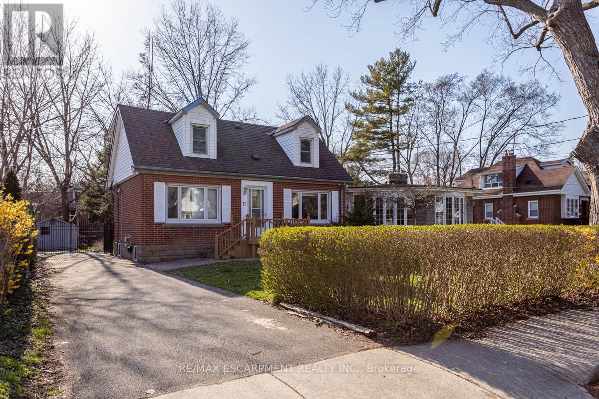 17 THORNDALE STREET N - 1