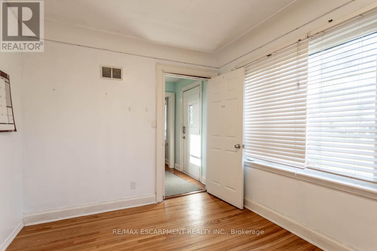 17 THORNDALE STREET N - 17