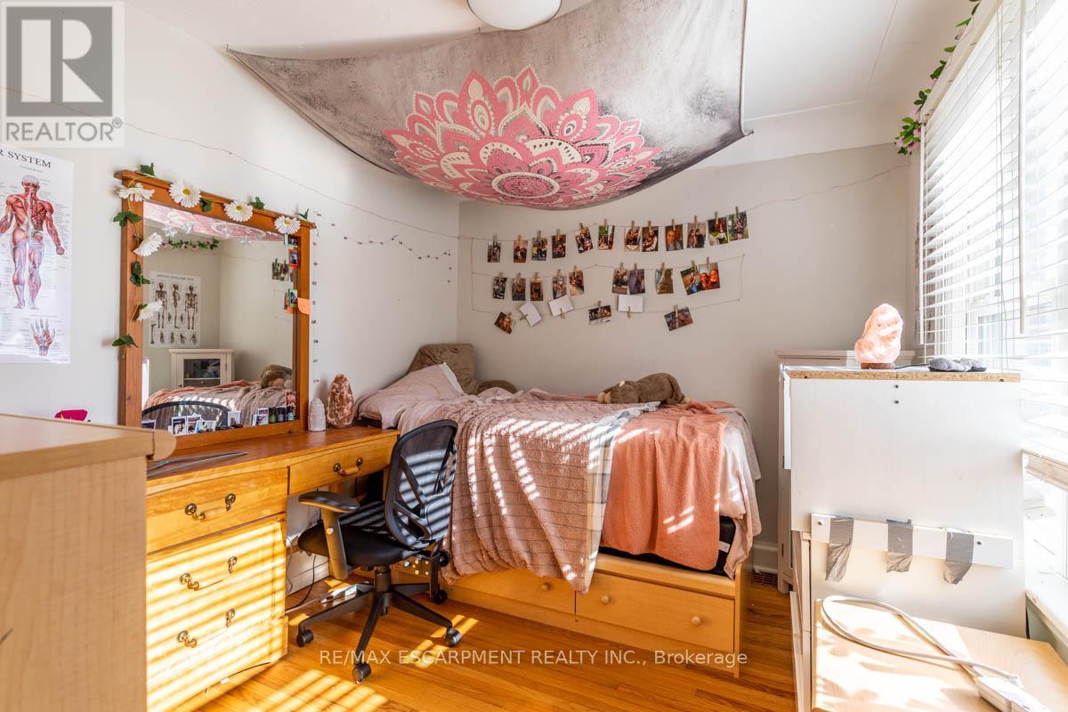 17 THORNDALE STREET N - 18