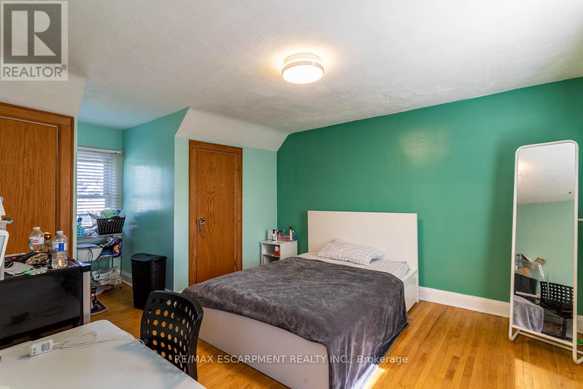 17 THORNDALE STREET N - 19