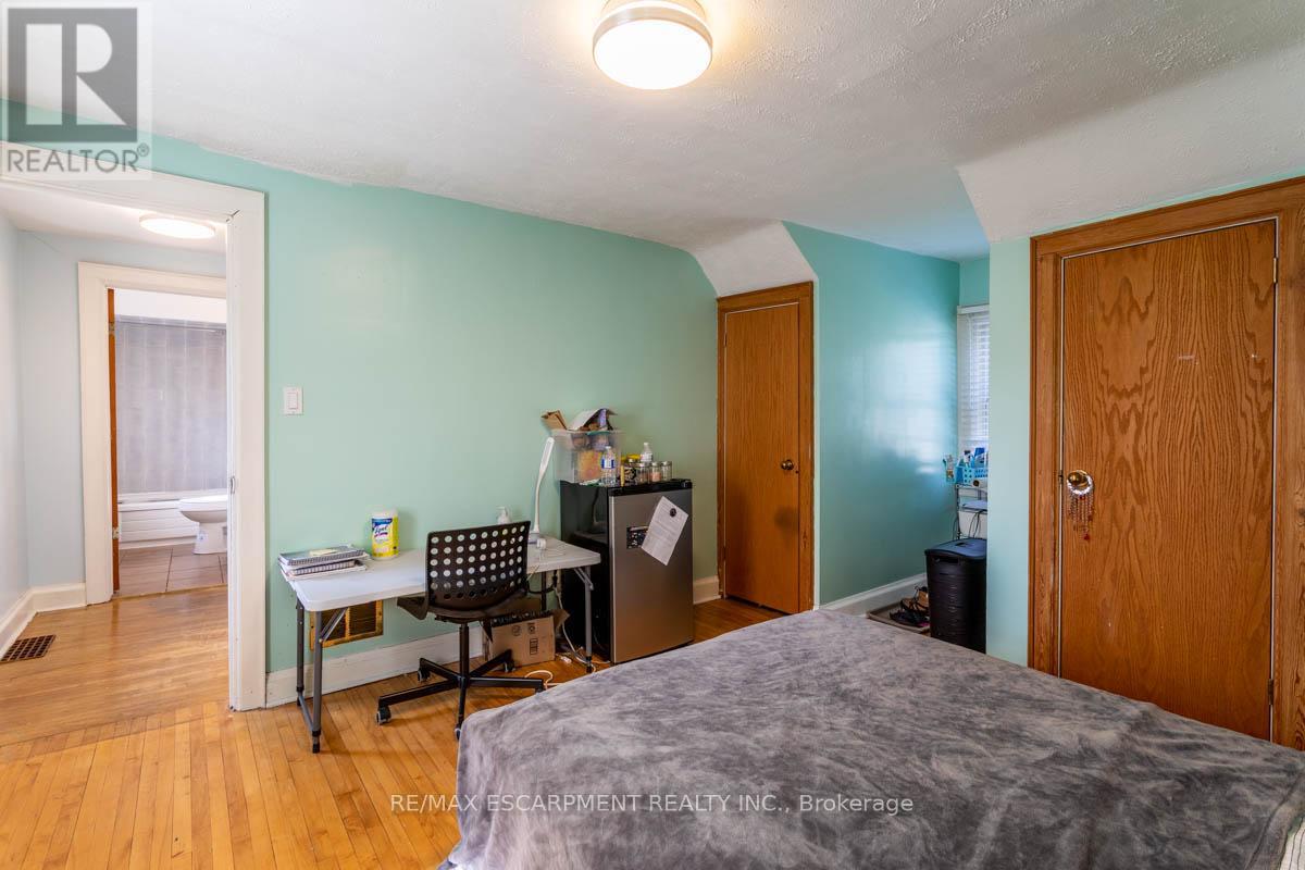17 THORNDALE STREET N - 20