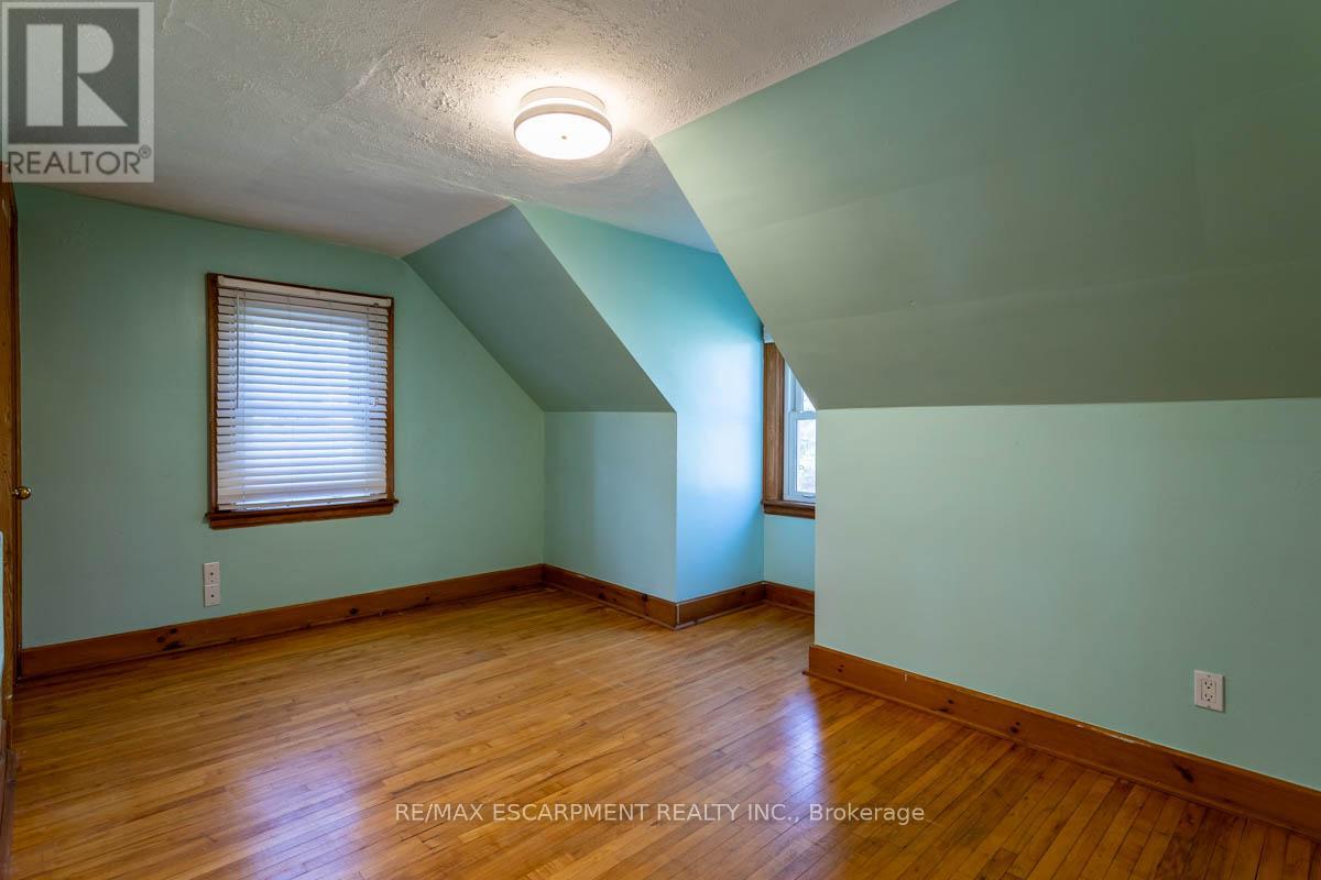 17 THORNDALE STREET N - 21