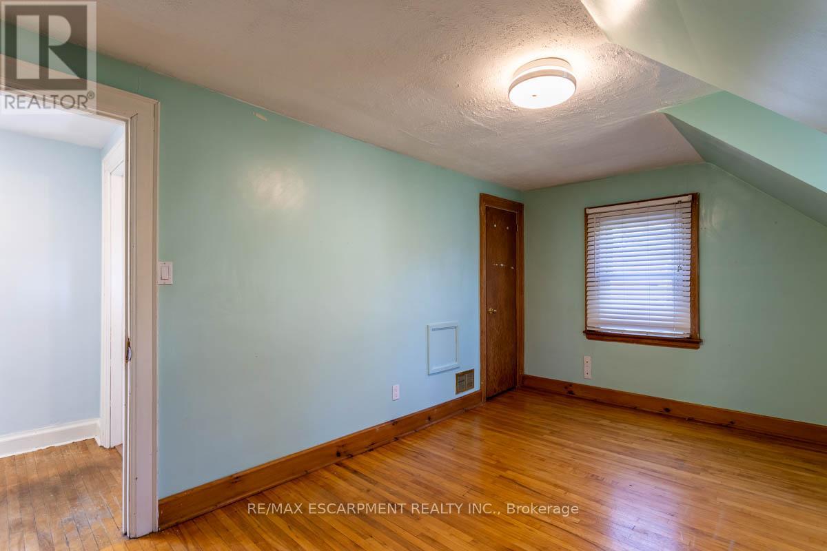 17 THORNDALE STREET N - 23