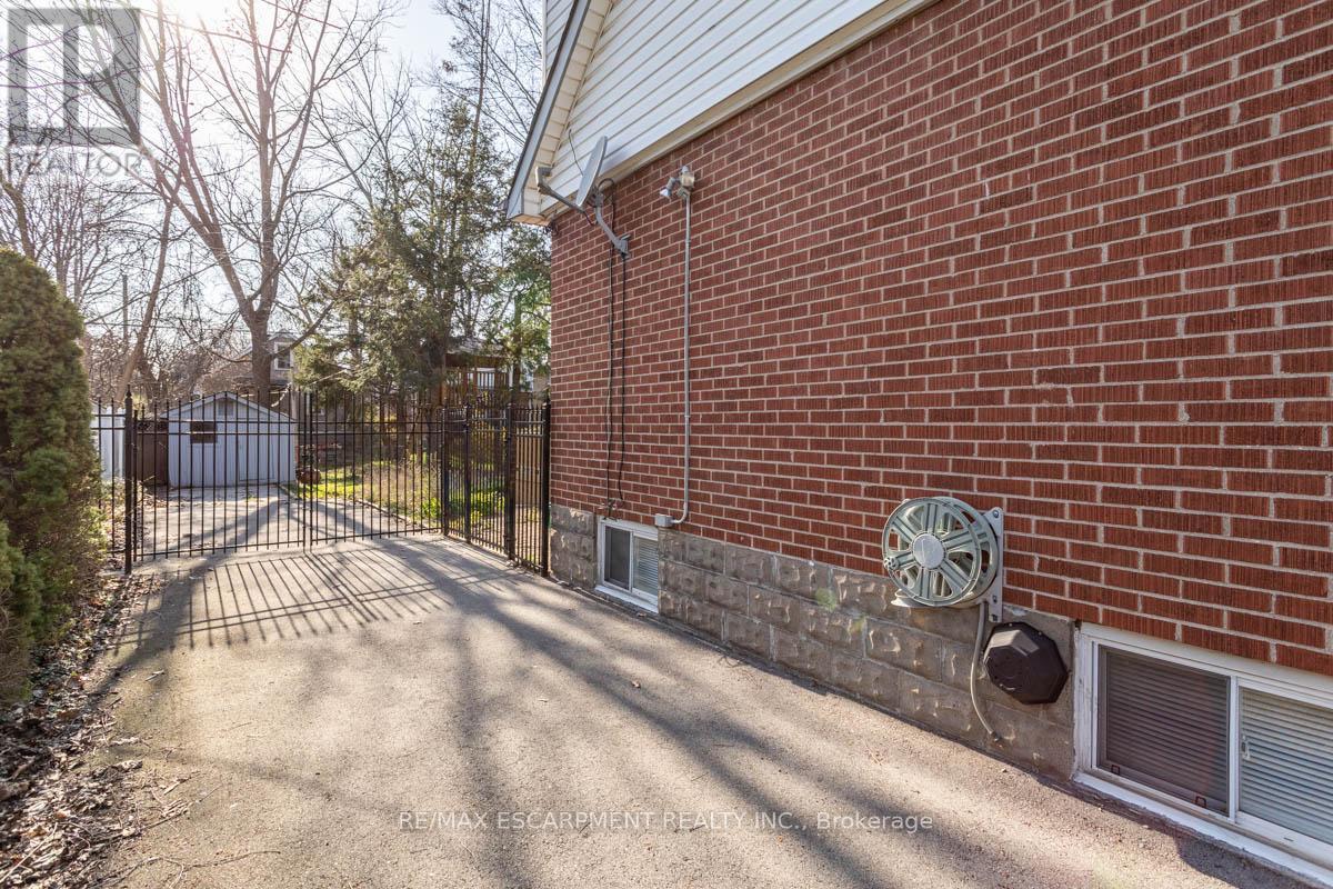 17 THORNDALE STREET N - 42
