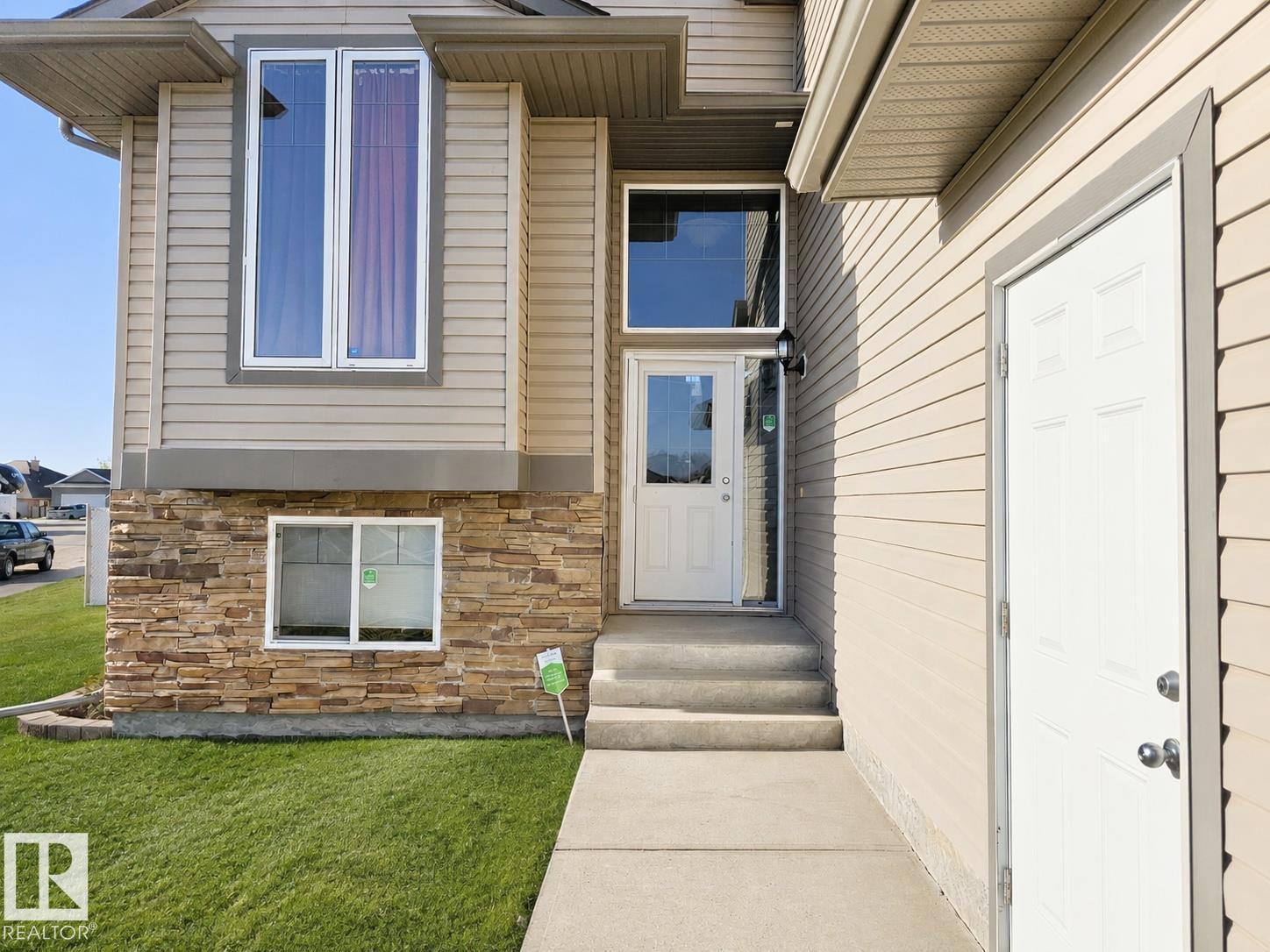 3901 44 AV - 2