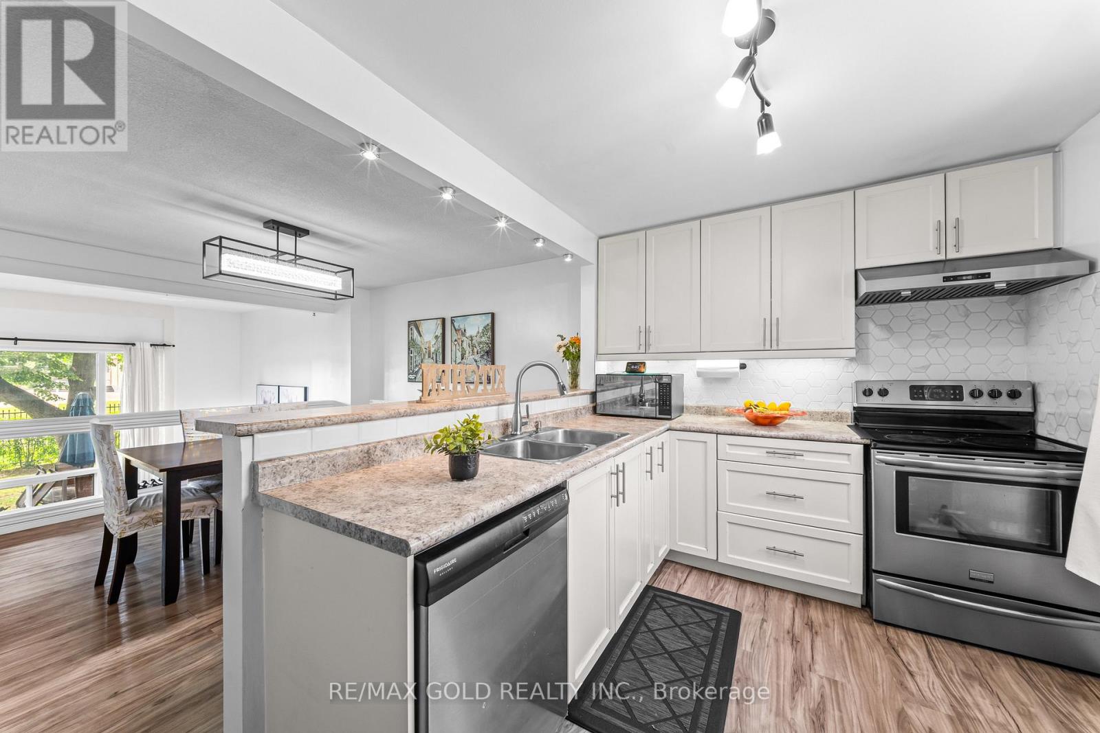 10 DARRAS COURT - 21