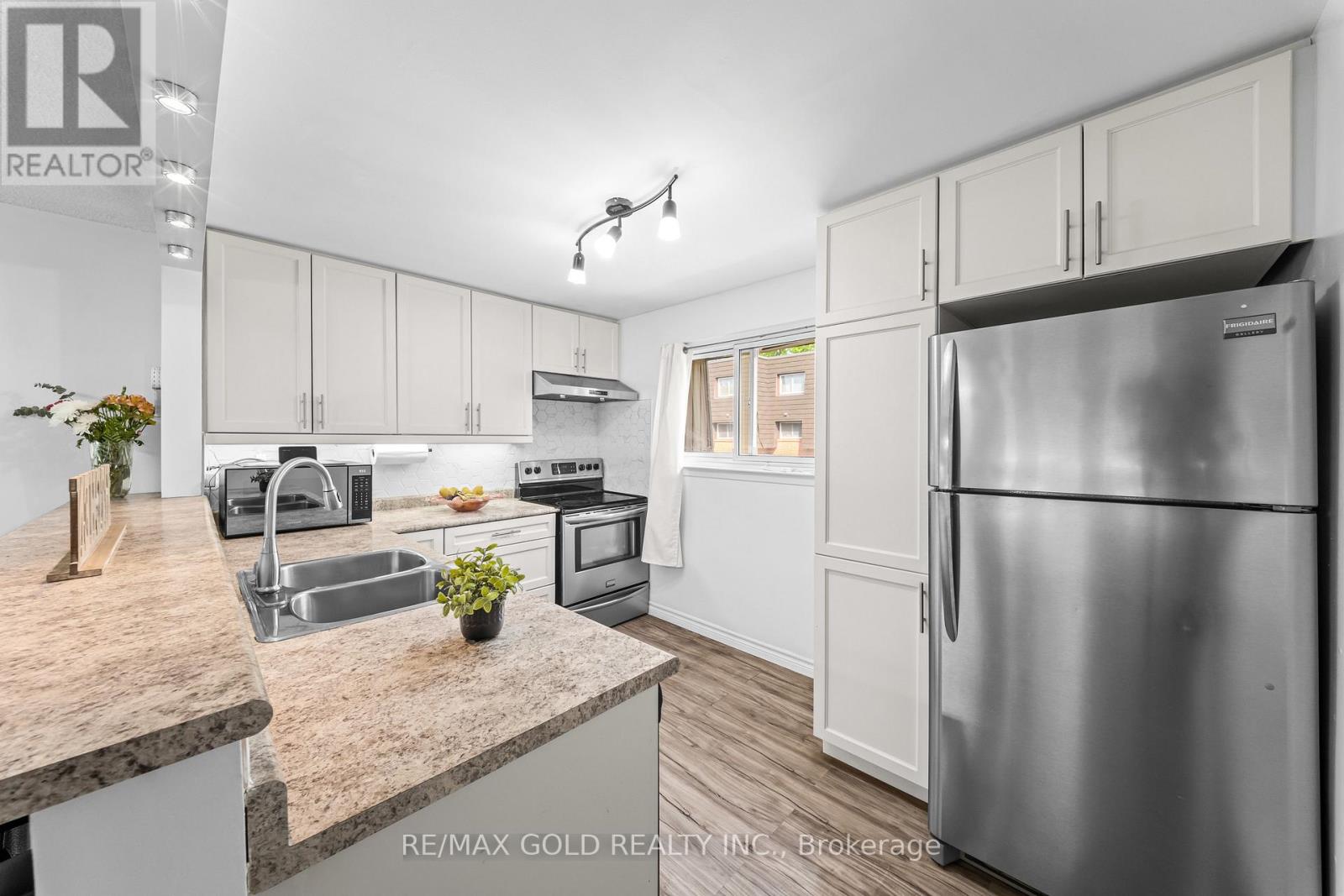 10 DARRAS COURT - 22