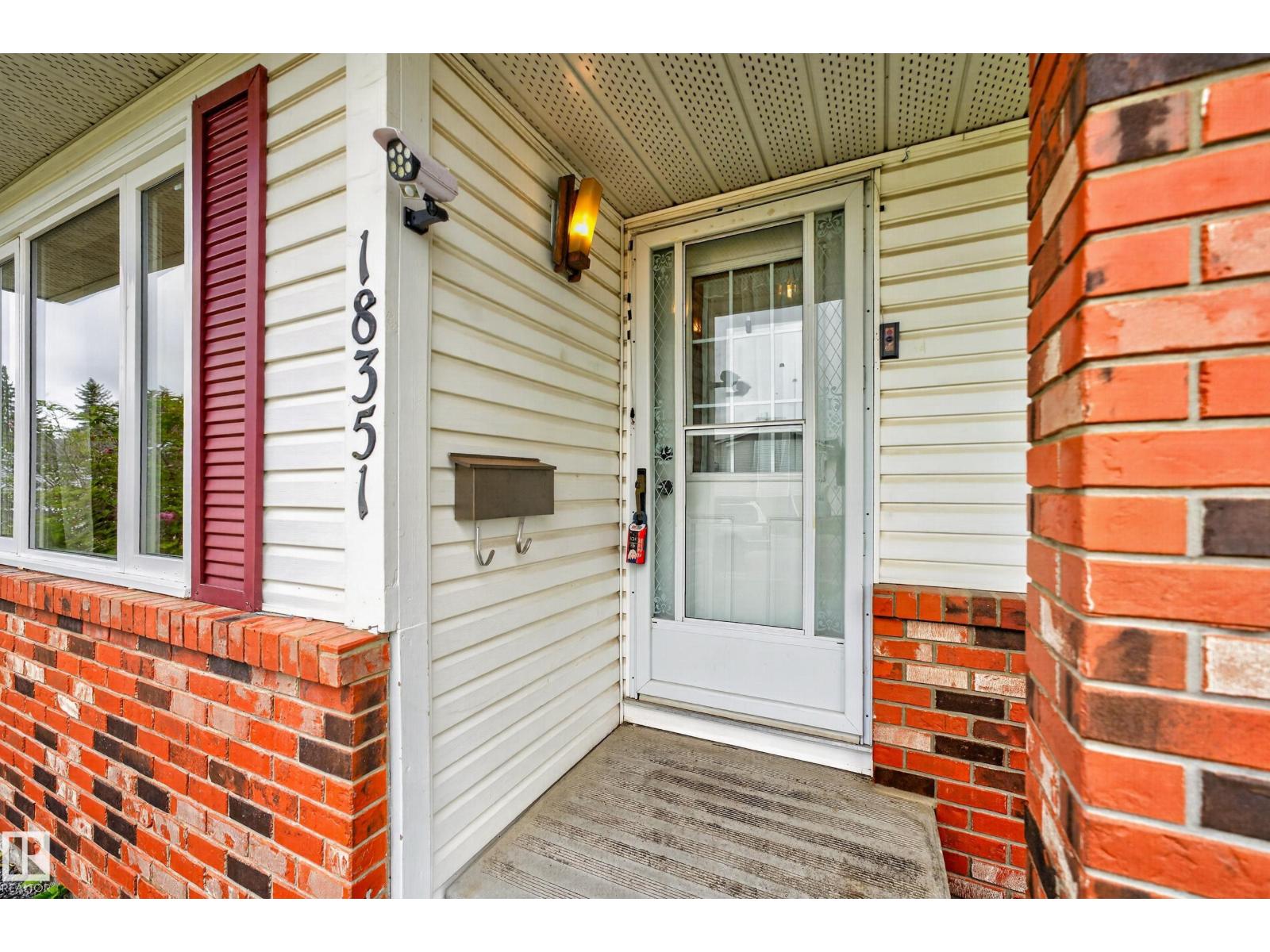 18351 77 AV NW - 4