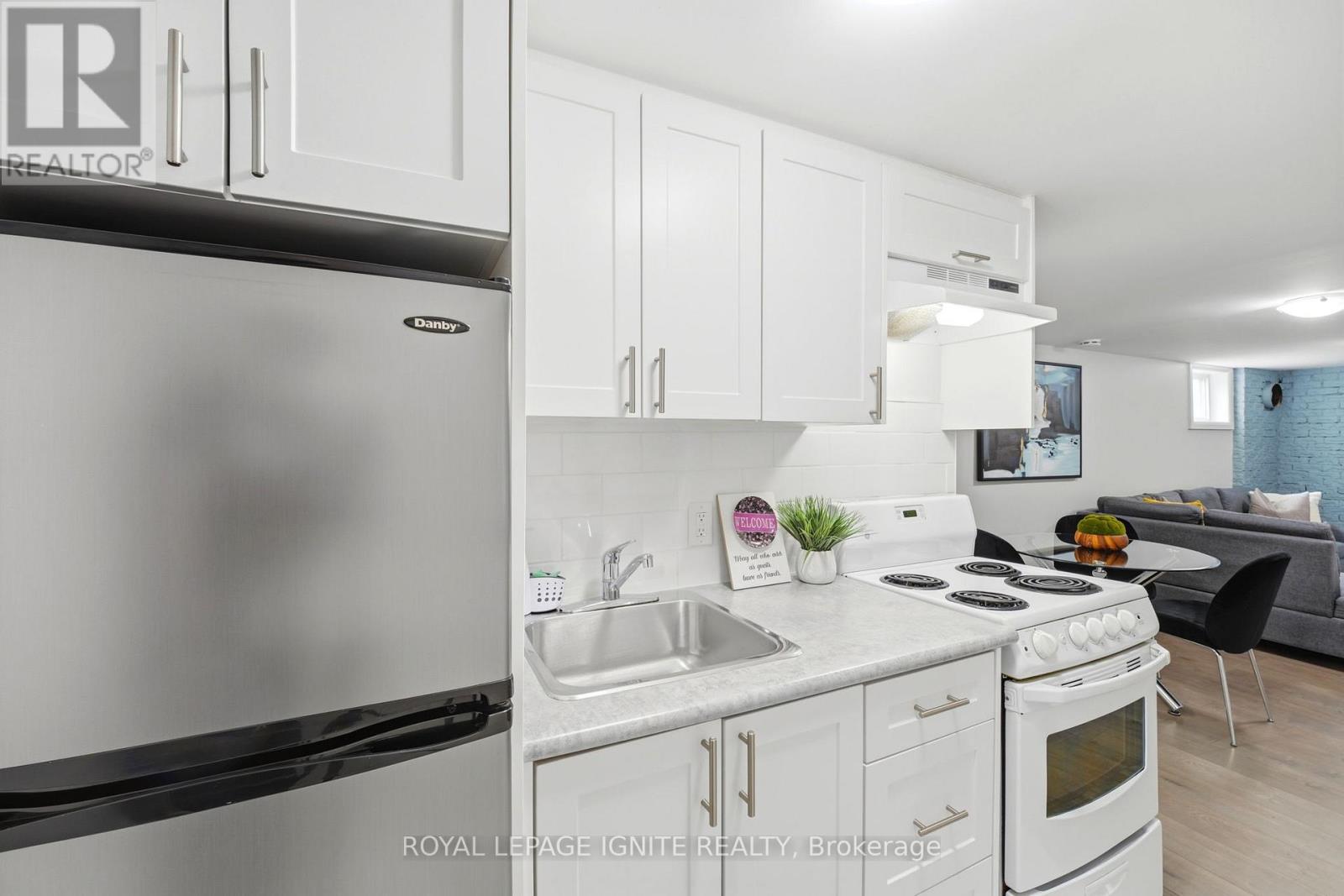 89 DARLINGSIDE DRIVE - 24