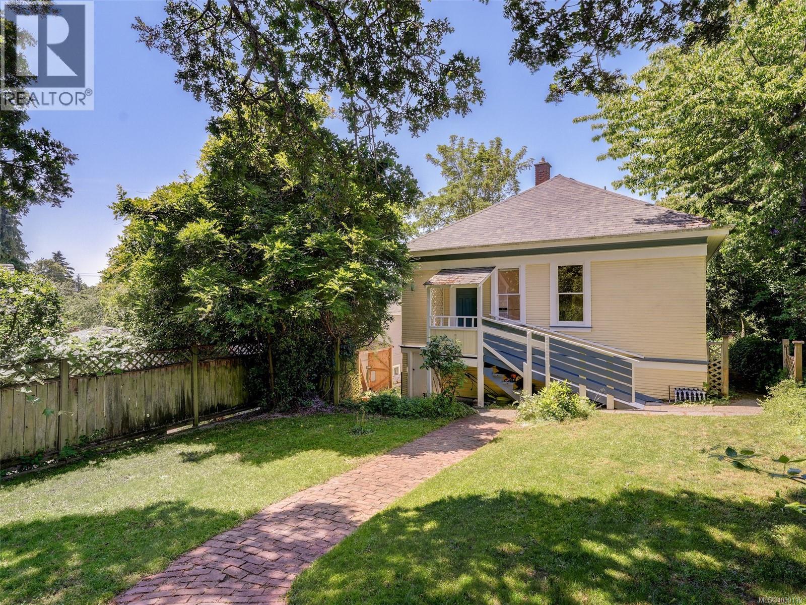  2623 Mt. Stephen Avenue, Victoria