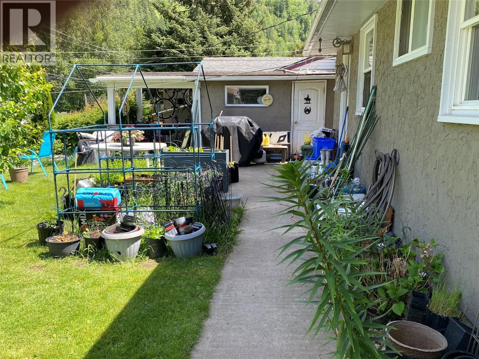1153 Marianna Crescent, Trail