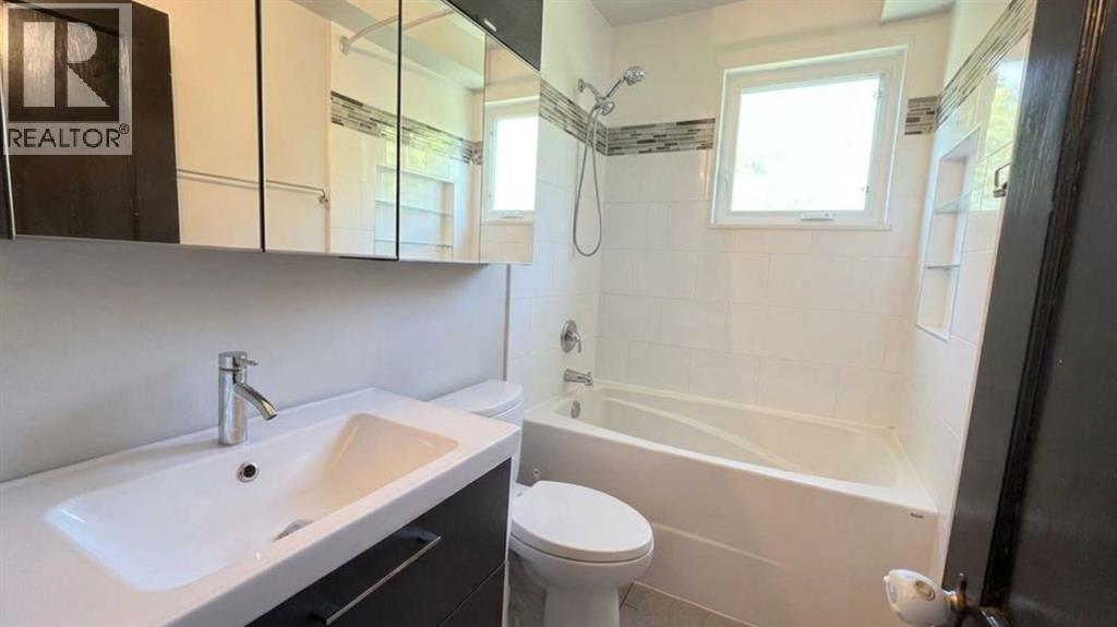 Full Bath on Main