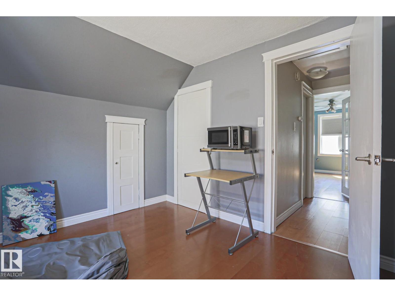 12418 93 ST NW - 20