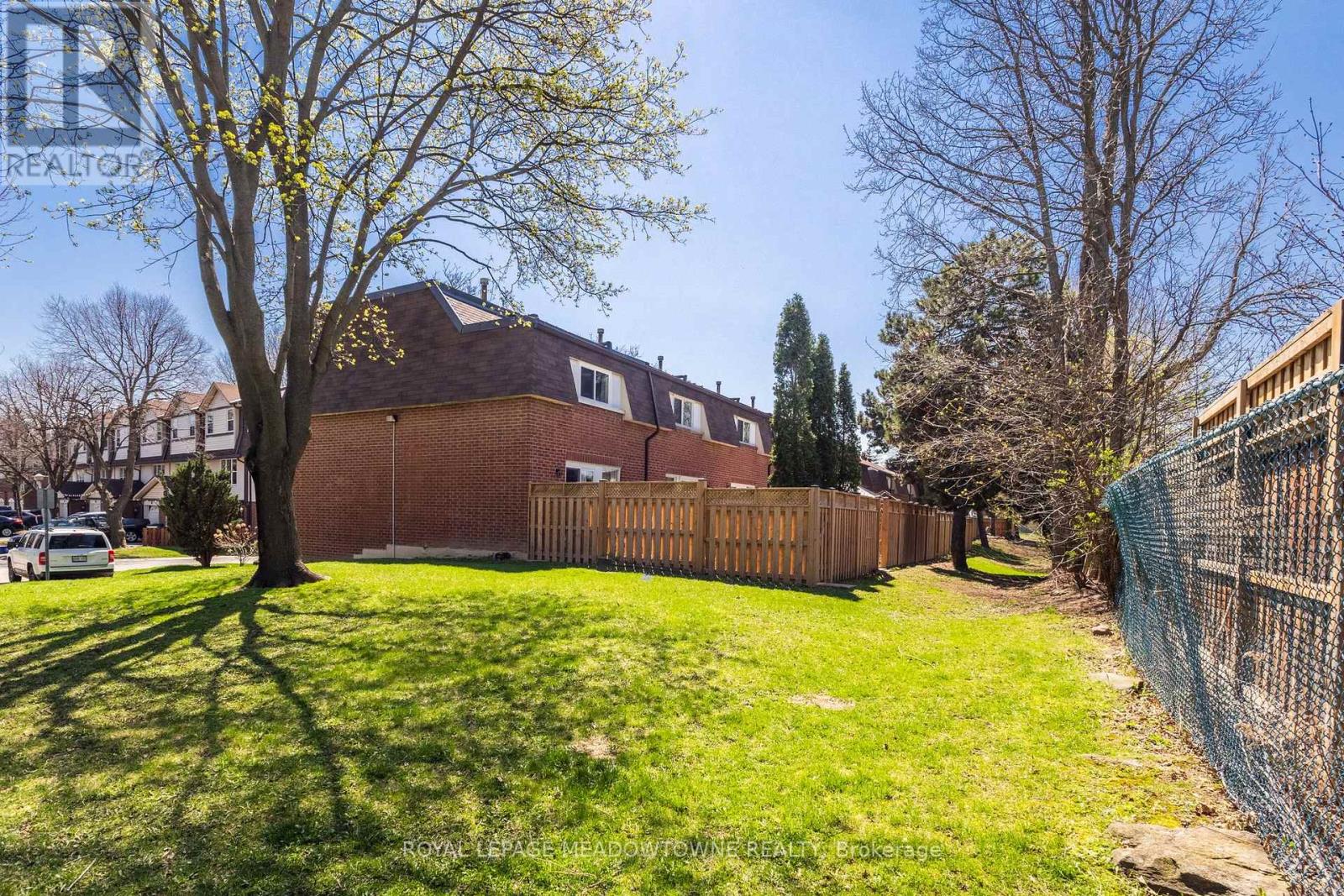 #43 235 BRONTE STREET - 35