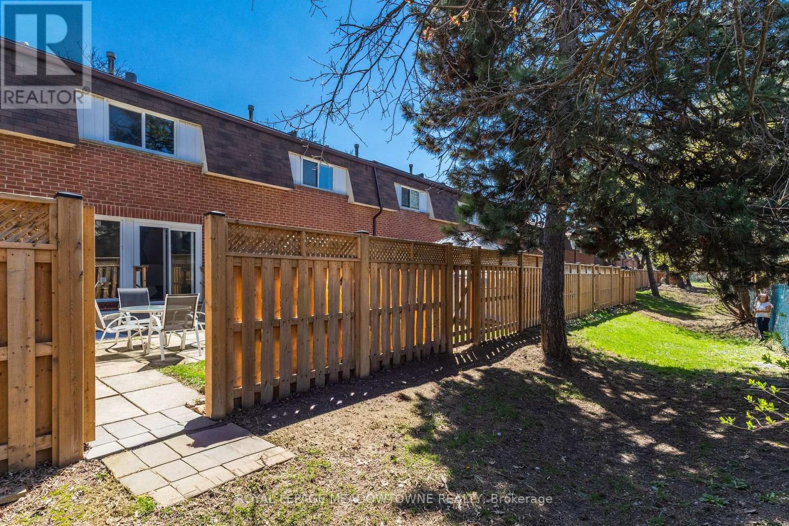 #43 235 BRONTE STREET - 32