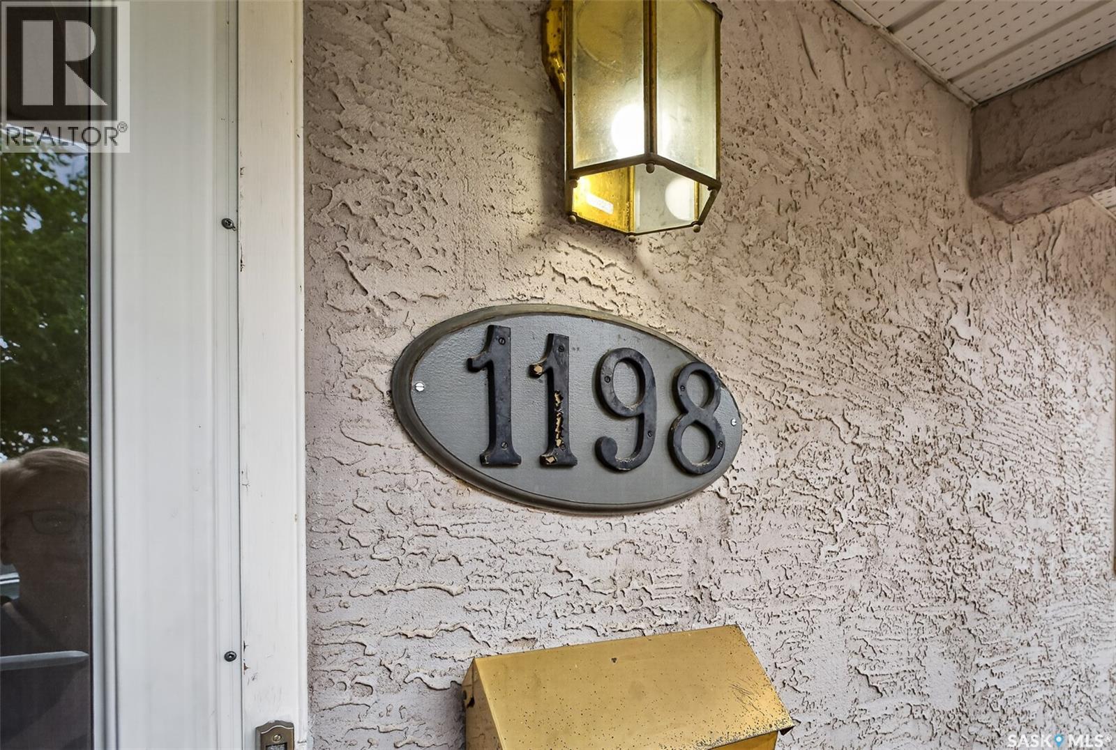 1198 Duffield CRESCENT - 2