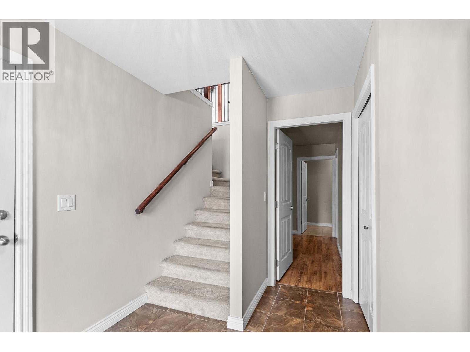  2042 Moonbeam Close, West Kelowna