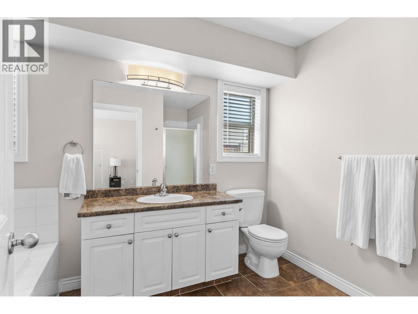  2042 Moonbeam Close, West Kelowna