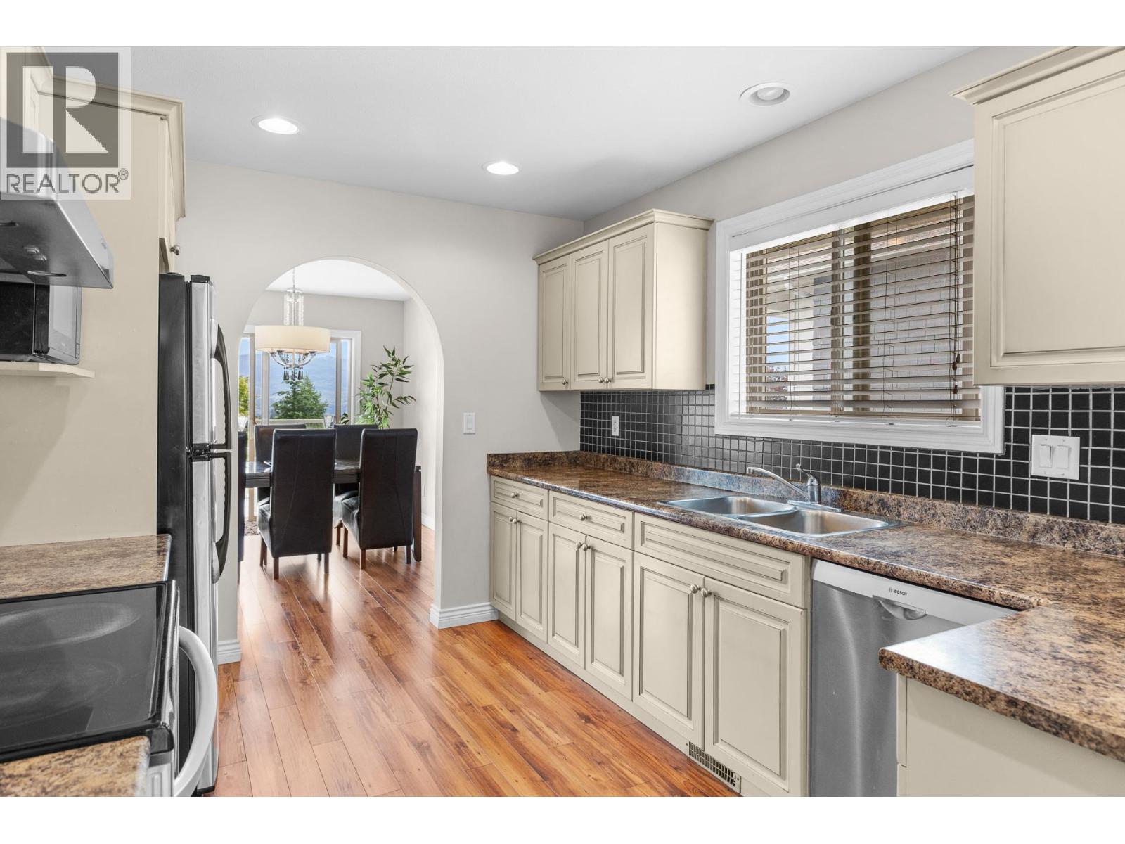  2042 Moonbeam Close, West Kelowna