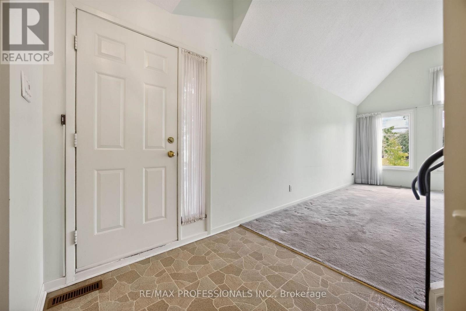 4 Bigham Cres-Foyer