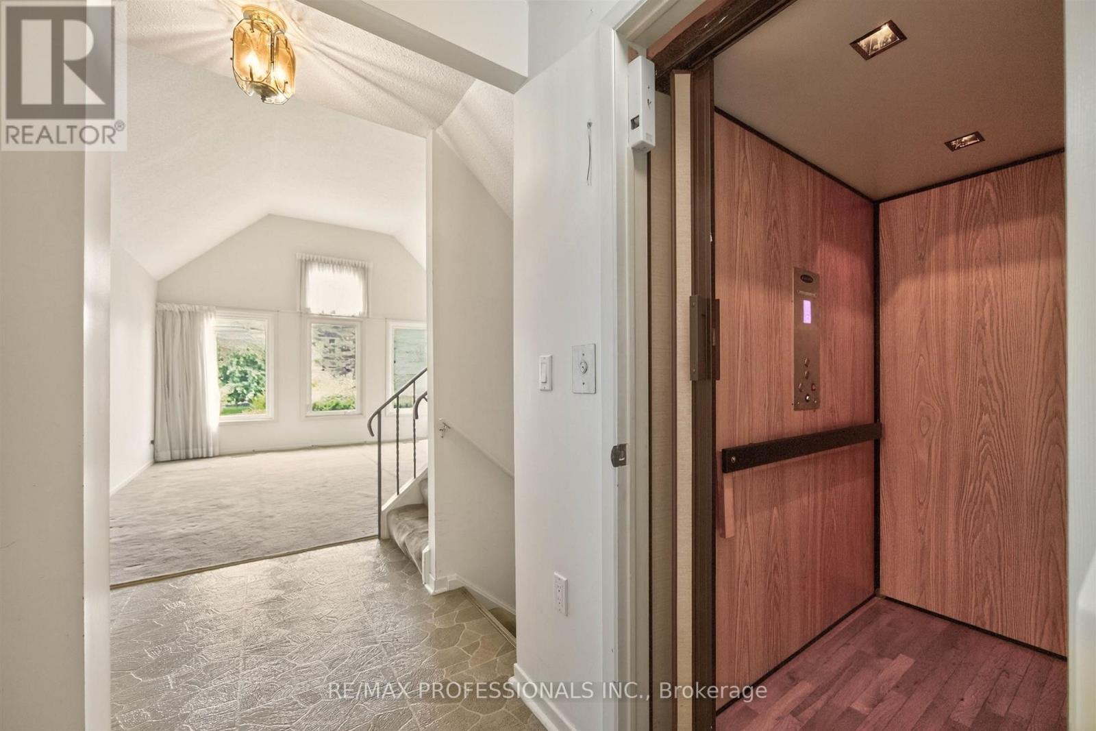 4 Bigham Cres-Elevator