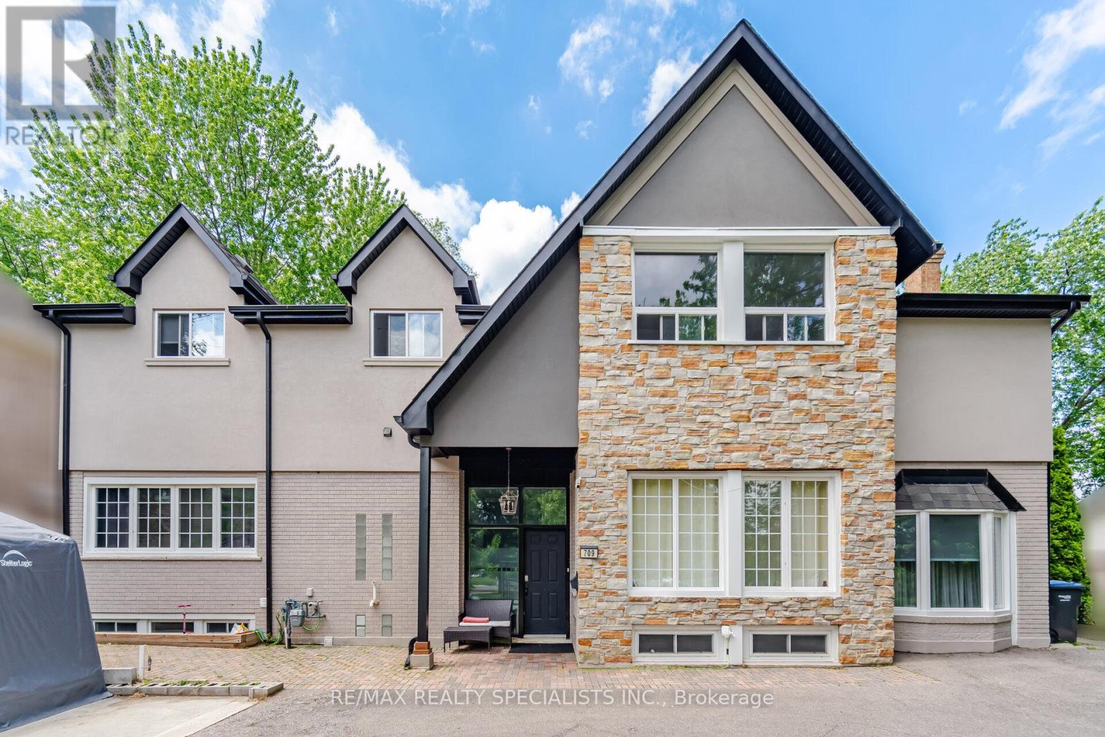 709 QUEENSWAY W